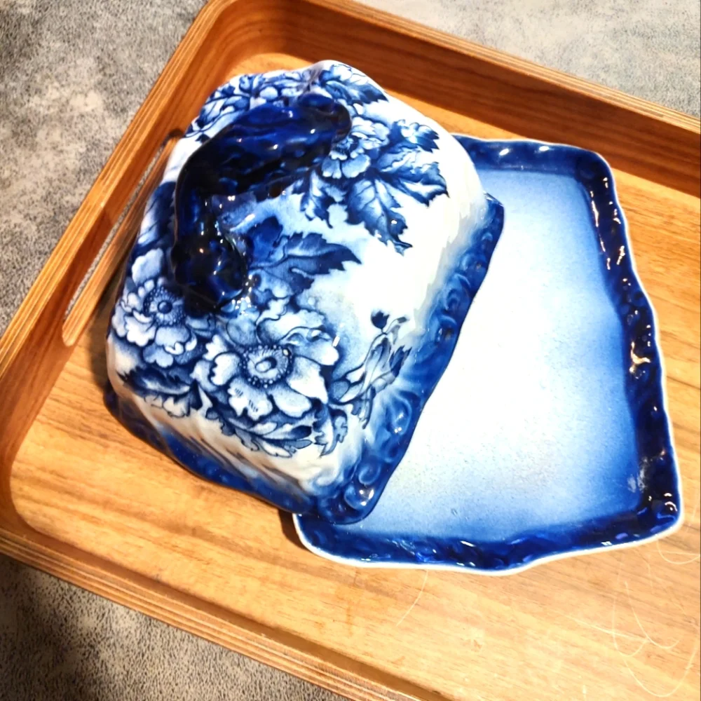 Vintage/Retro/Victorian inspired glass blue and white floral large butter dish - Picture 12 of 13